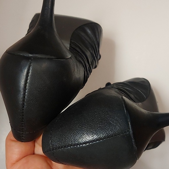 Tahari leather heels/ pumps with a bow - Picture 3 of 5